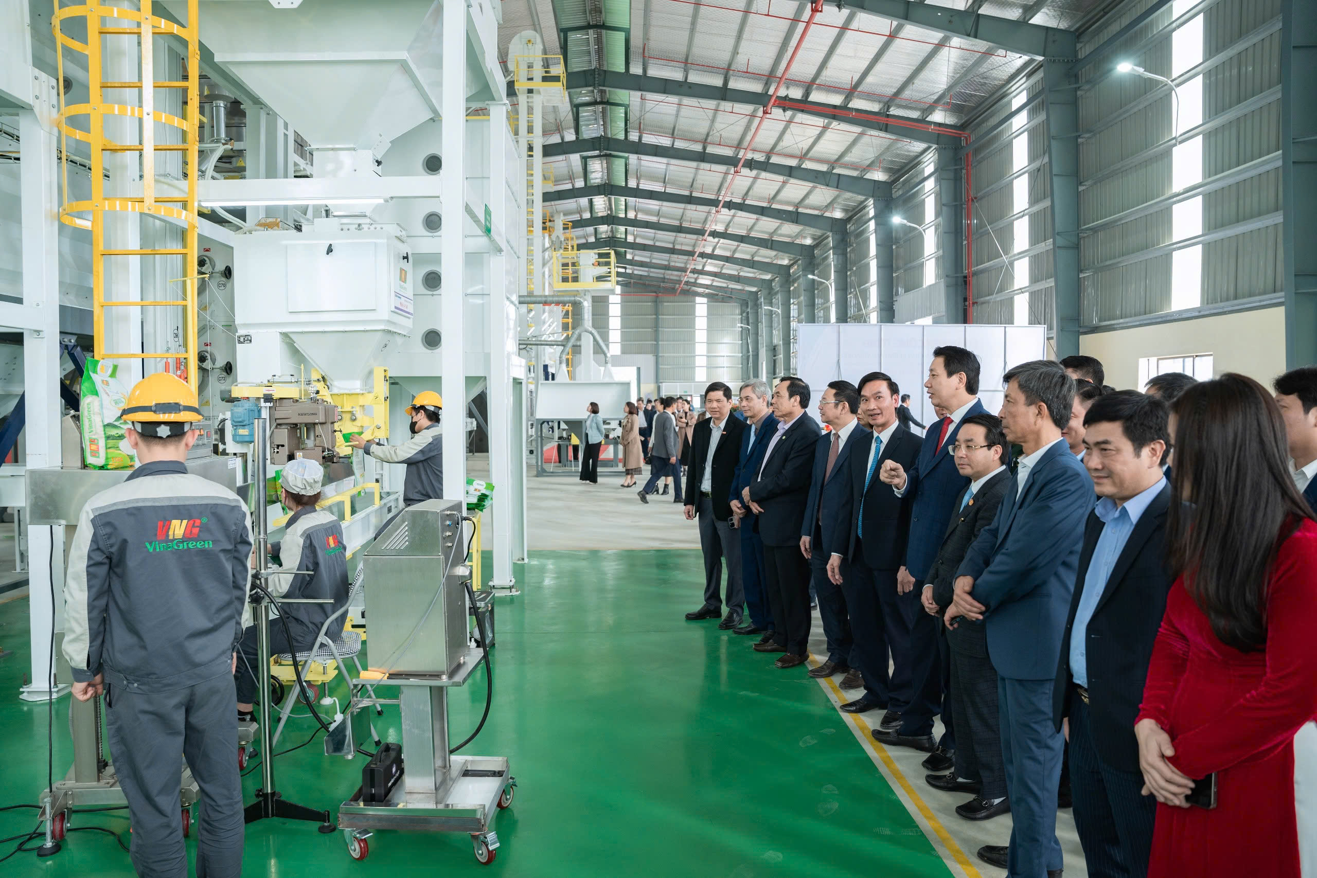 Các Đại biểu thăm quan khu vực đóng bao