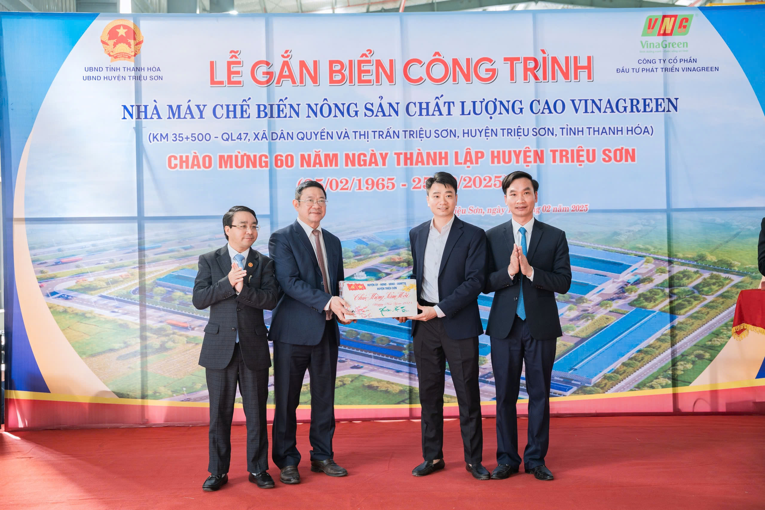 Các đồng chí Lãnh đạo Huyện tặng quà cho Công ty VinaGreen
