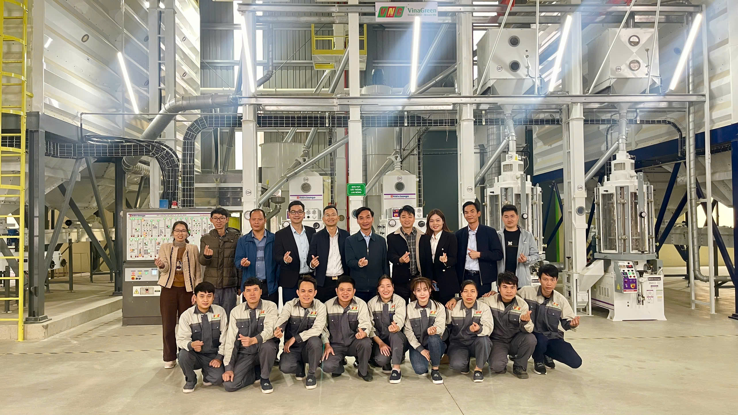 Cán bộ Công nhân viên Nhà máy chế biến nông sản chất lượng cao VinaGreen