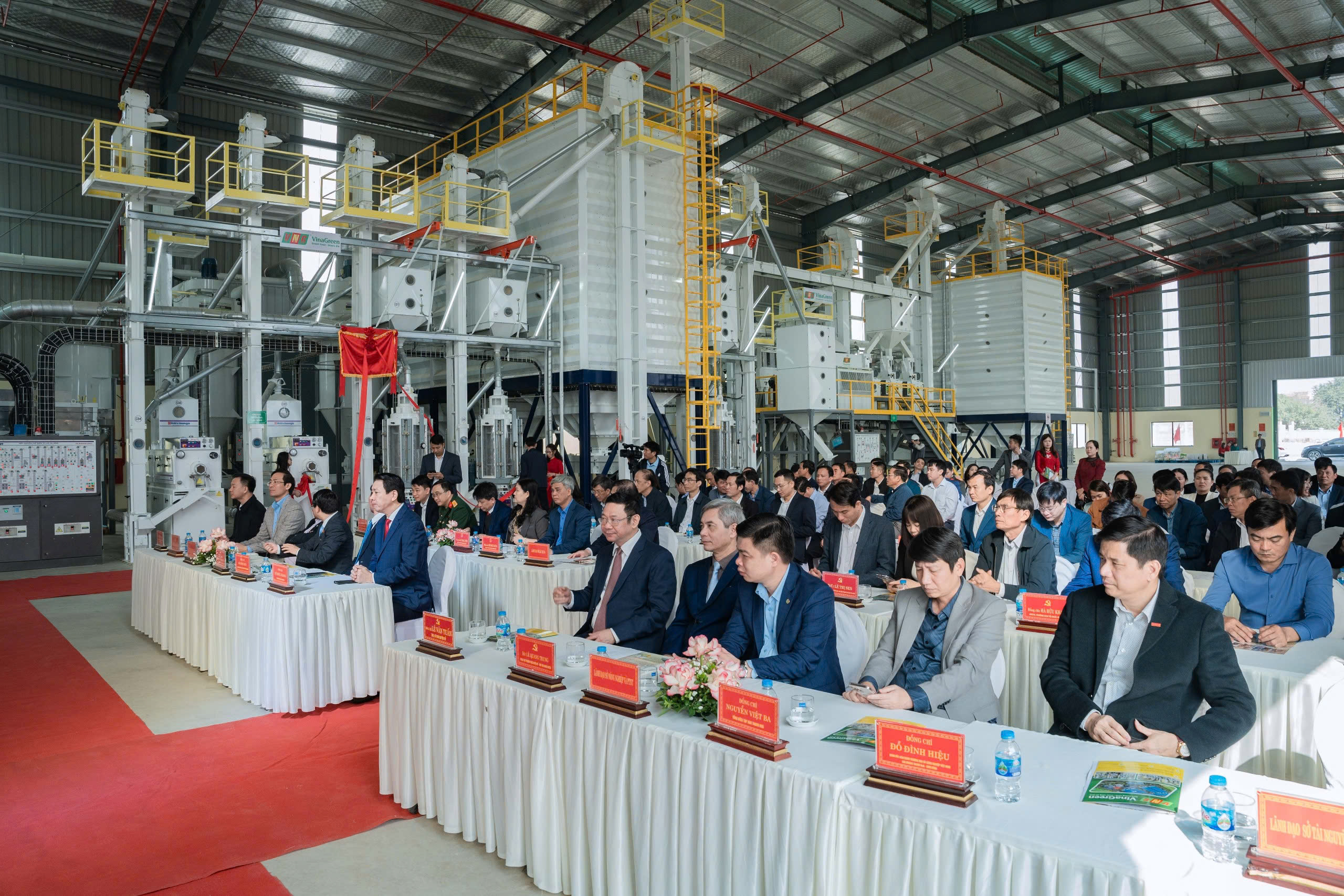 Đại biểu tham dự Lễ gắn biển Công trình chào mừng 60 năm thành lập Huyện Triệu Sơn