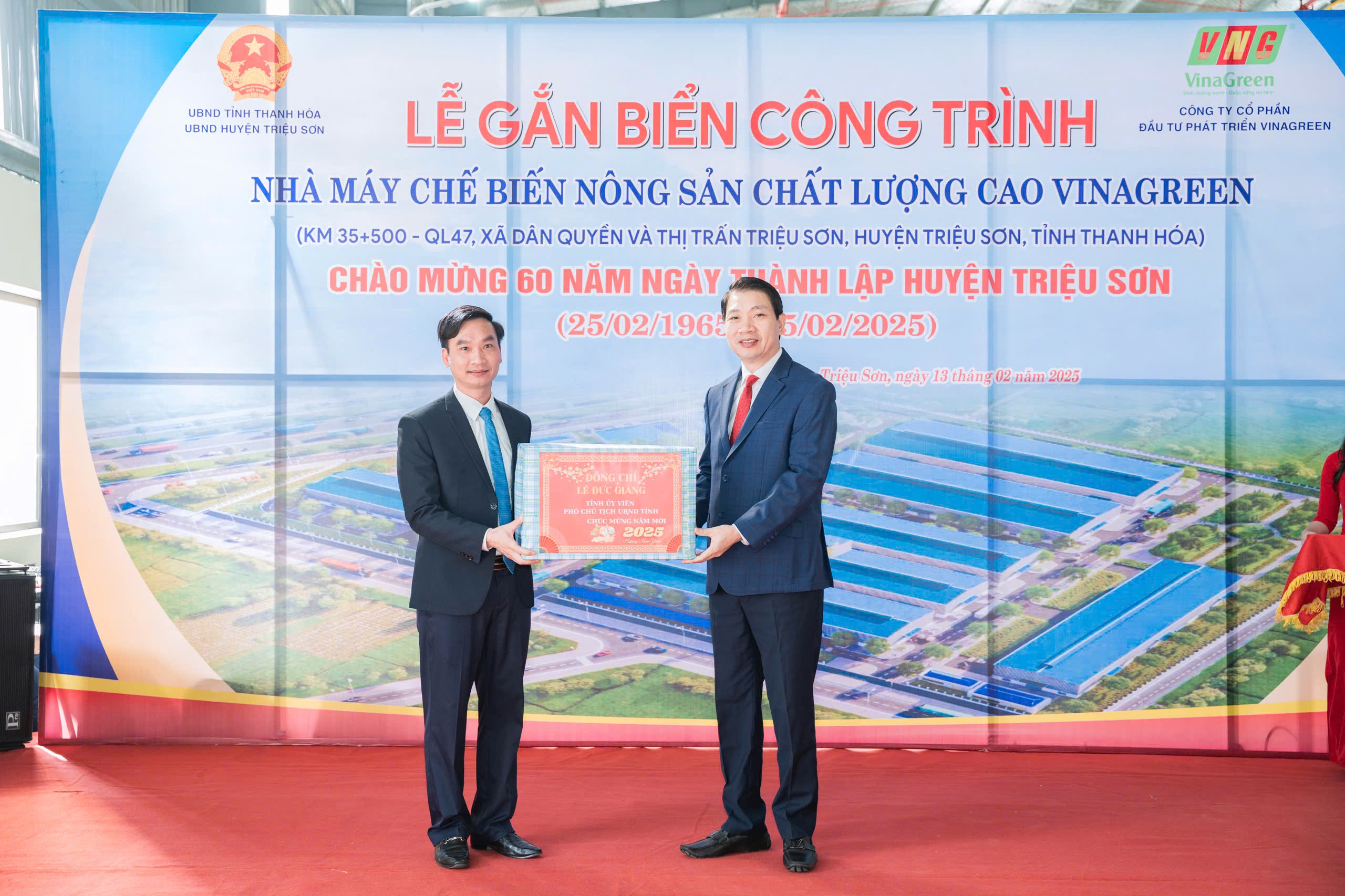 Đồng chí Lê Đức Giang, Tỉnh ủy viên, Phó Chủ tịch UBND tỉnh tặng quà cho Công ty VinaGreen