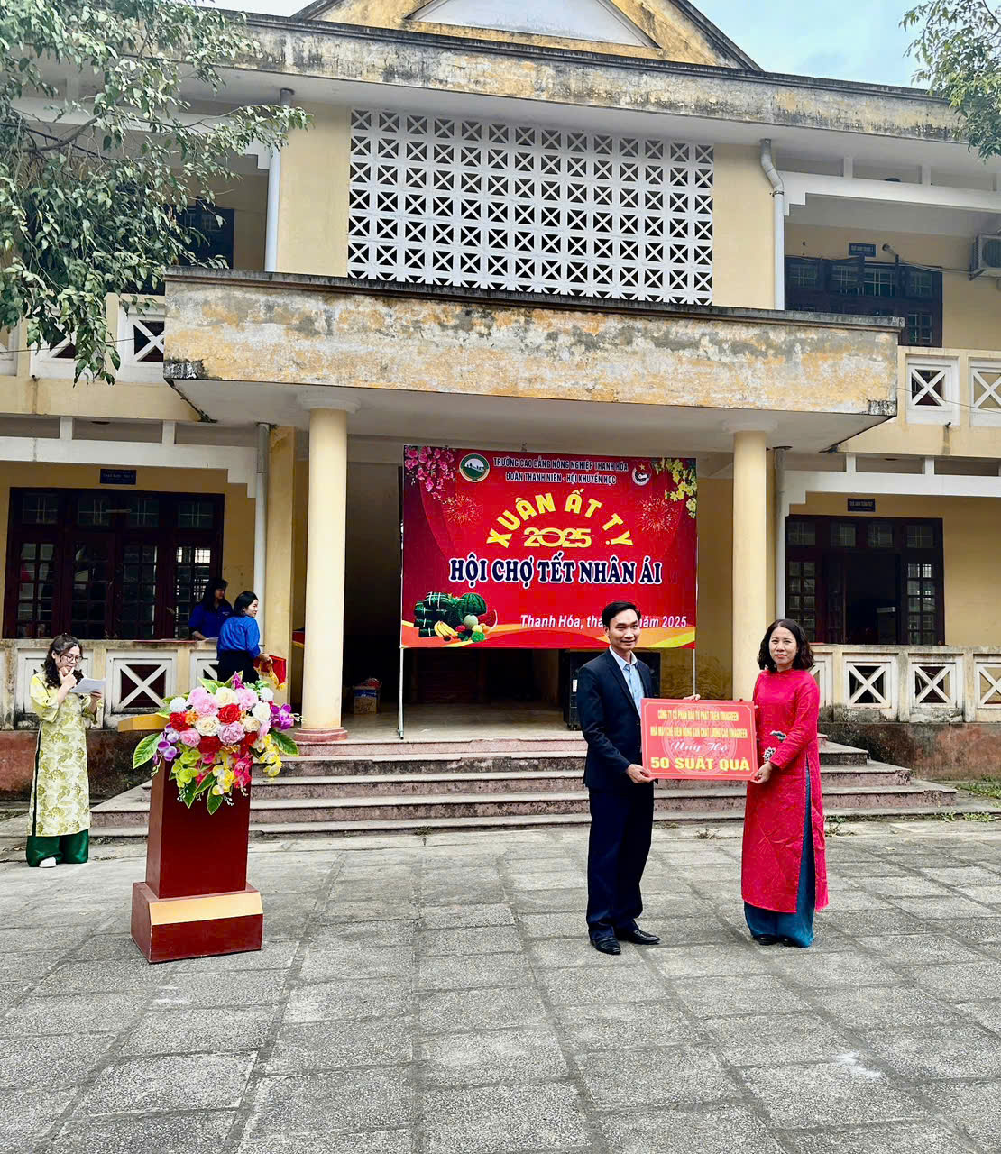 Hình ảnh TS. Đỗ Minh Thuỷ trao tặng quà cho các học sinh, sinh viên khó khăn tại Trường Cao đẳng Nông nghiệp Thanh Hoá.