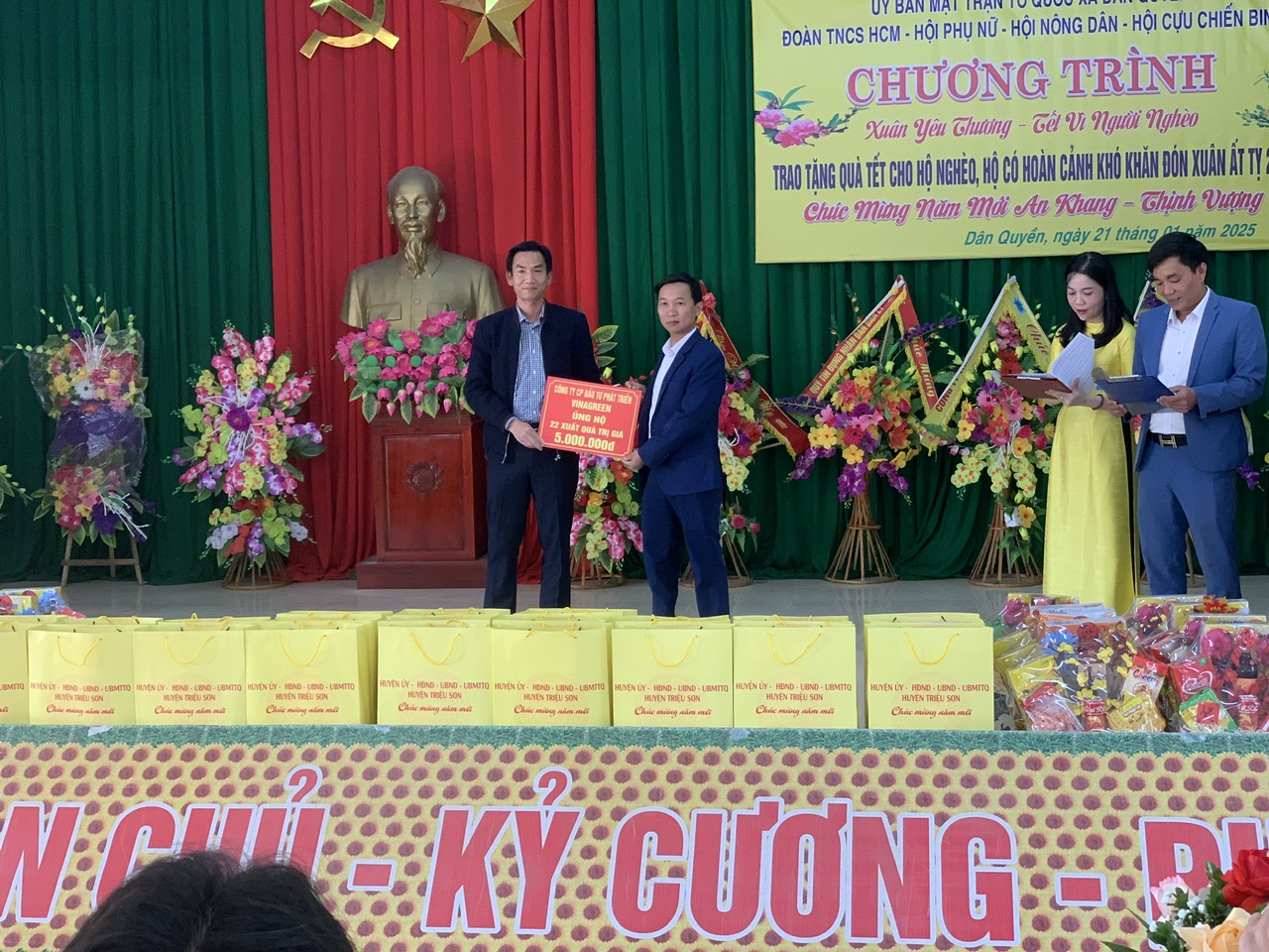 Hình ảnh ông Nguyễn Duy Hải – Trưởng ban QLDA VinaGreen trao quà Tết cho các gia đình khó khăn tại xã Dân Quyền, huyện Triệu Sơn.