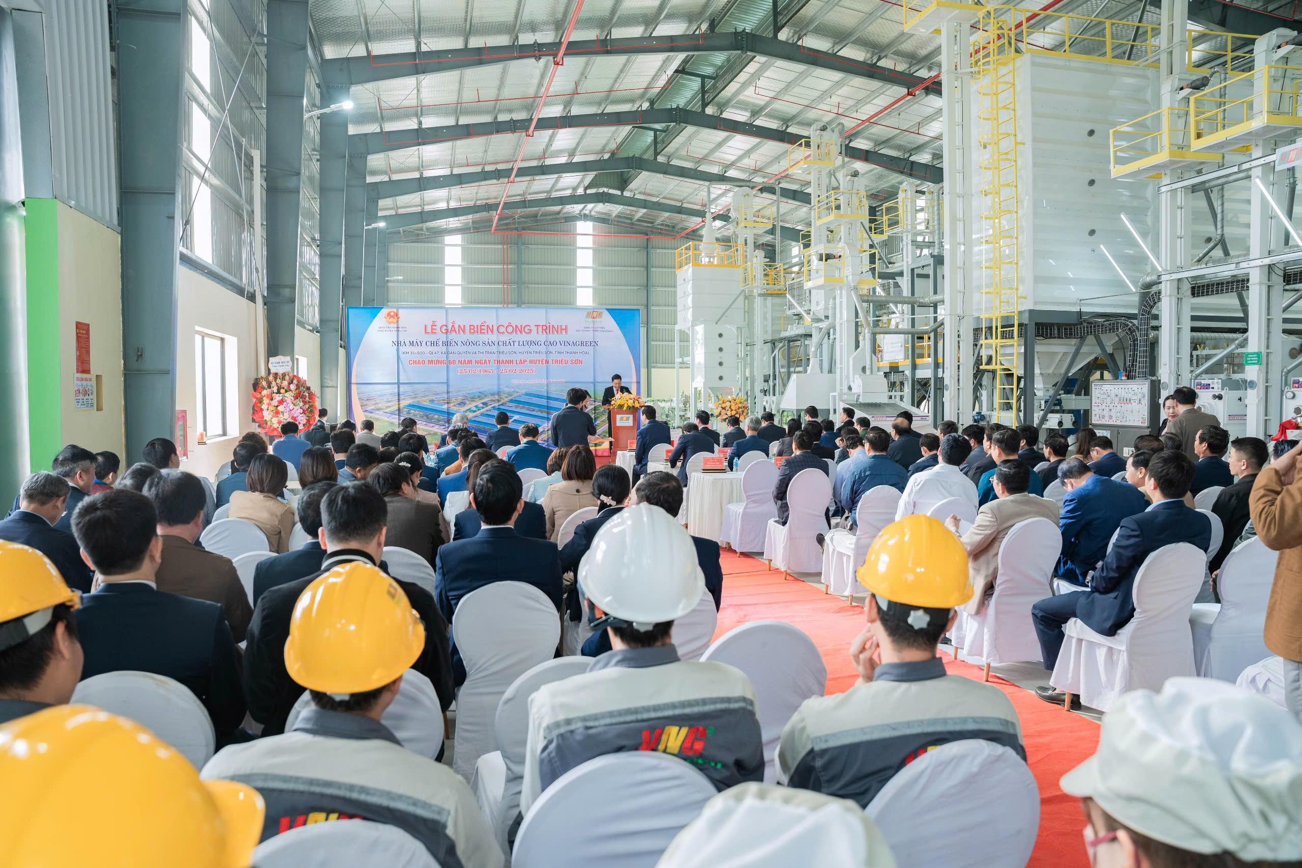 Quang cảnh buổi lễ Quang cảnh buổi lễ gắn biển Công trình chào mừng 60 năm thành lập Huyện Triệu Sơn