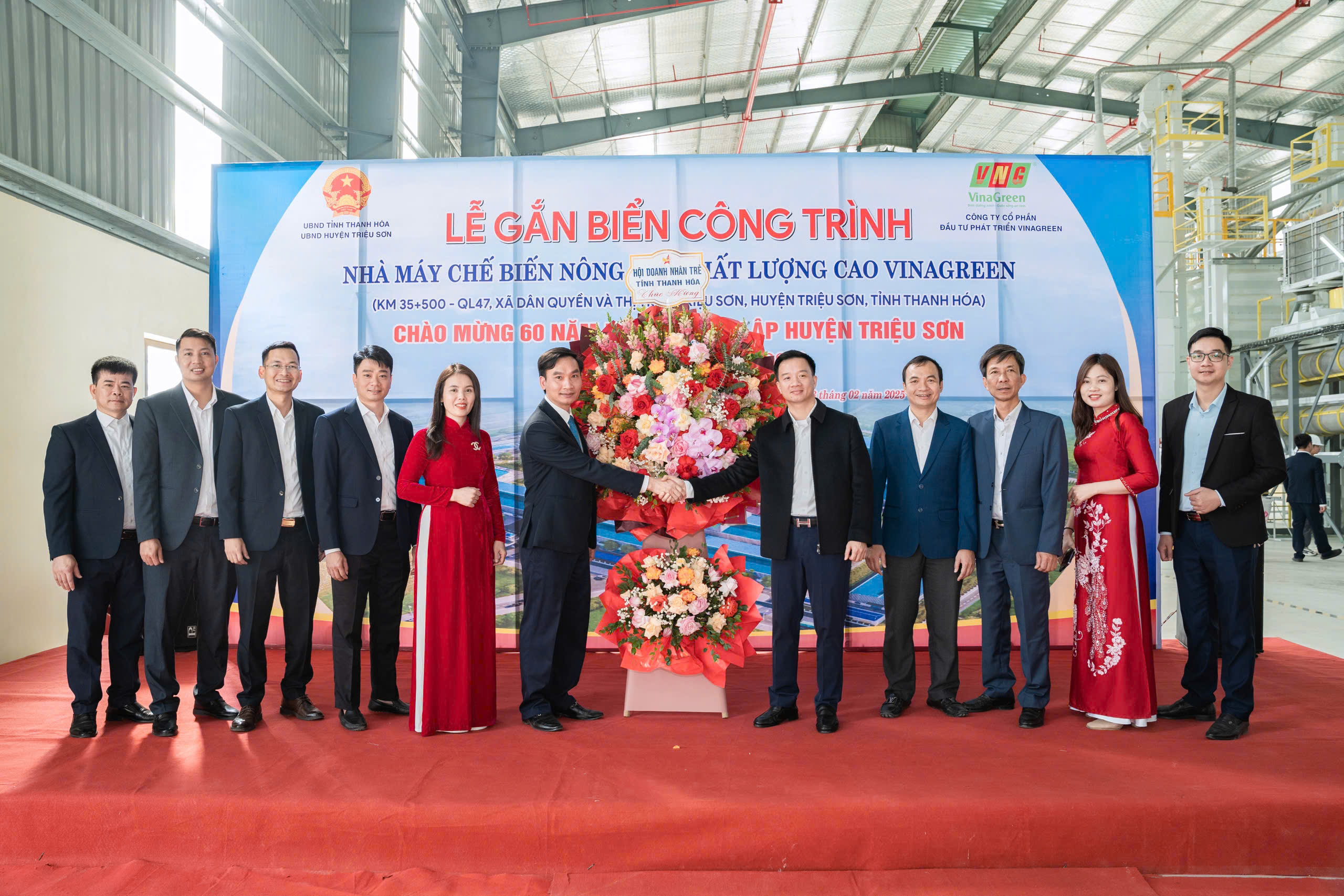 Tập thể lãnh đạo công ty chụp ảnh lưu niệm cùng Lãnh đạo Hội Doanh nhân trẻ tỉnh Thanh Hoá
