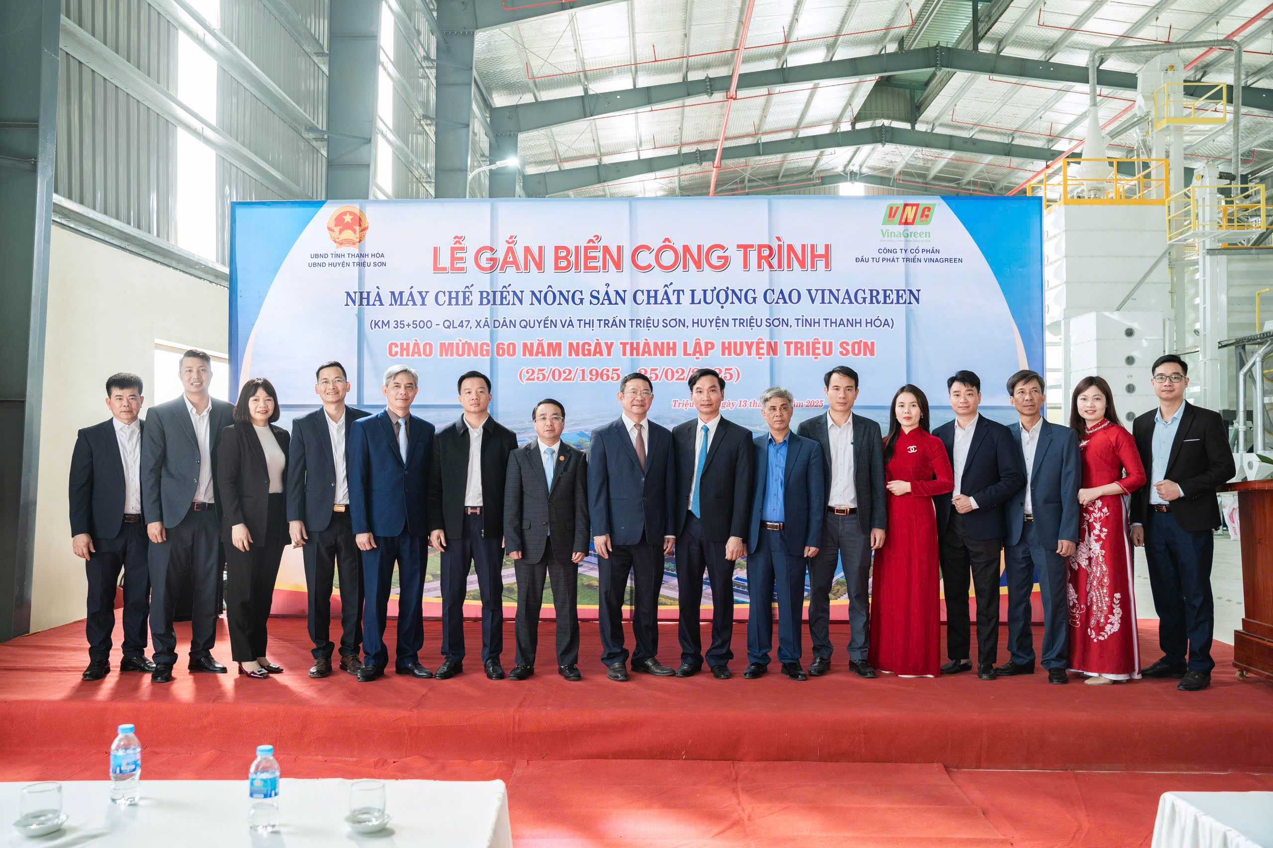 Tập thể lãnh đạo công ty chụp ảnh lưu niệm cùng Lãnh đạo huyện Triệu Sơn