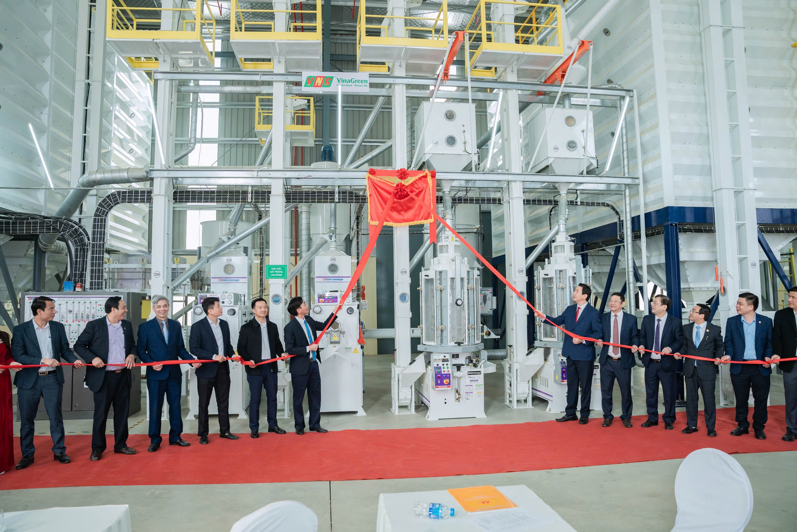 Thực hiện nghi thức Gắn biển công trình chào mừng 60 năm thành lập Huyện Triệu Sơn