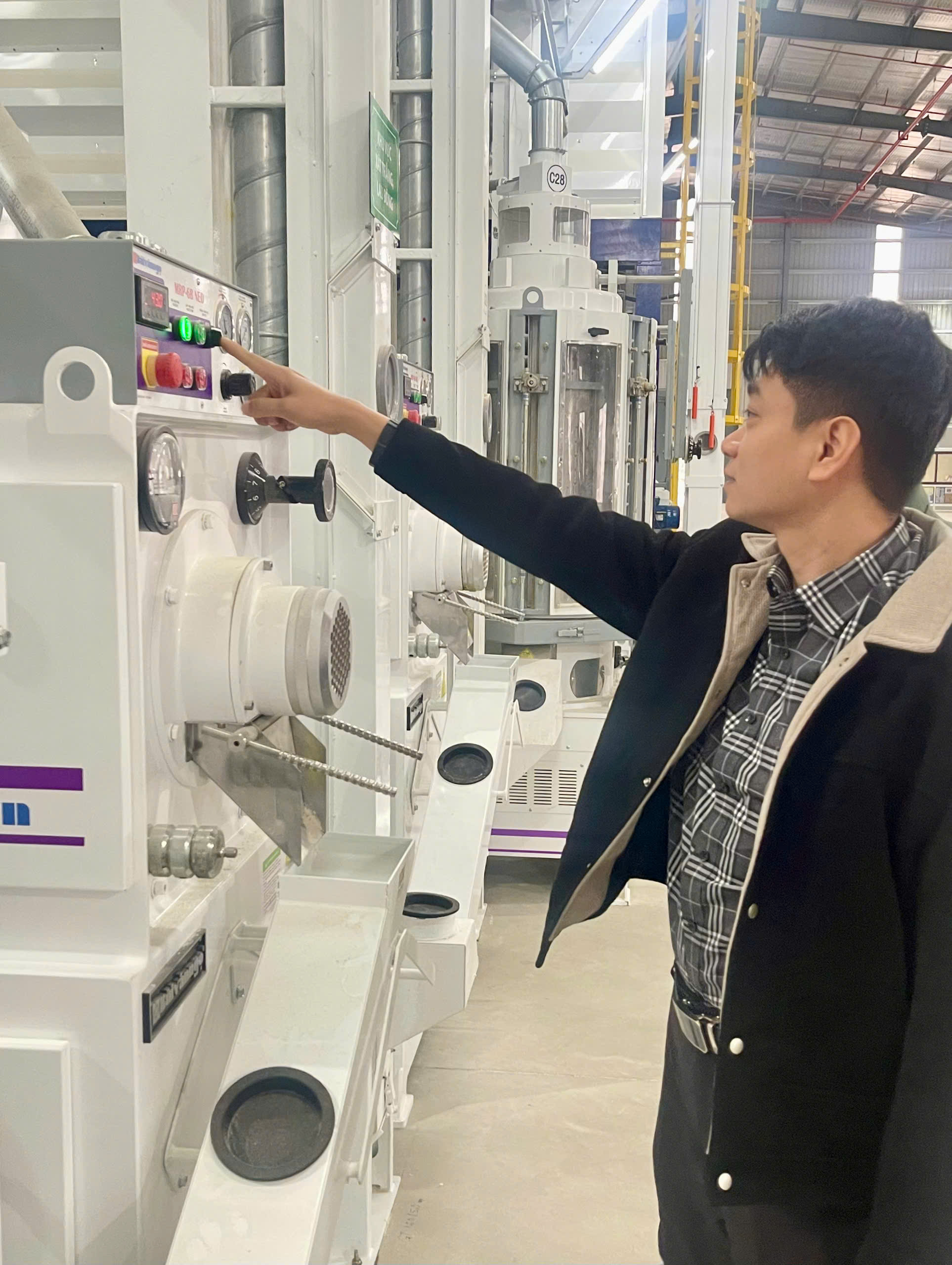 ông Cao Trọng Hưng thực hiện nghi thức bấm nút mở máy khai xuân.
