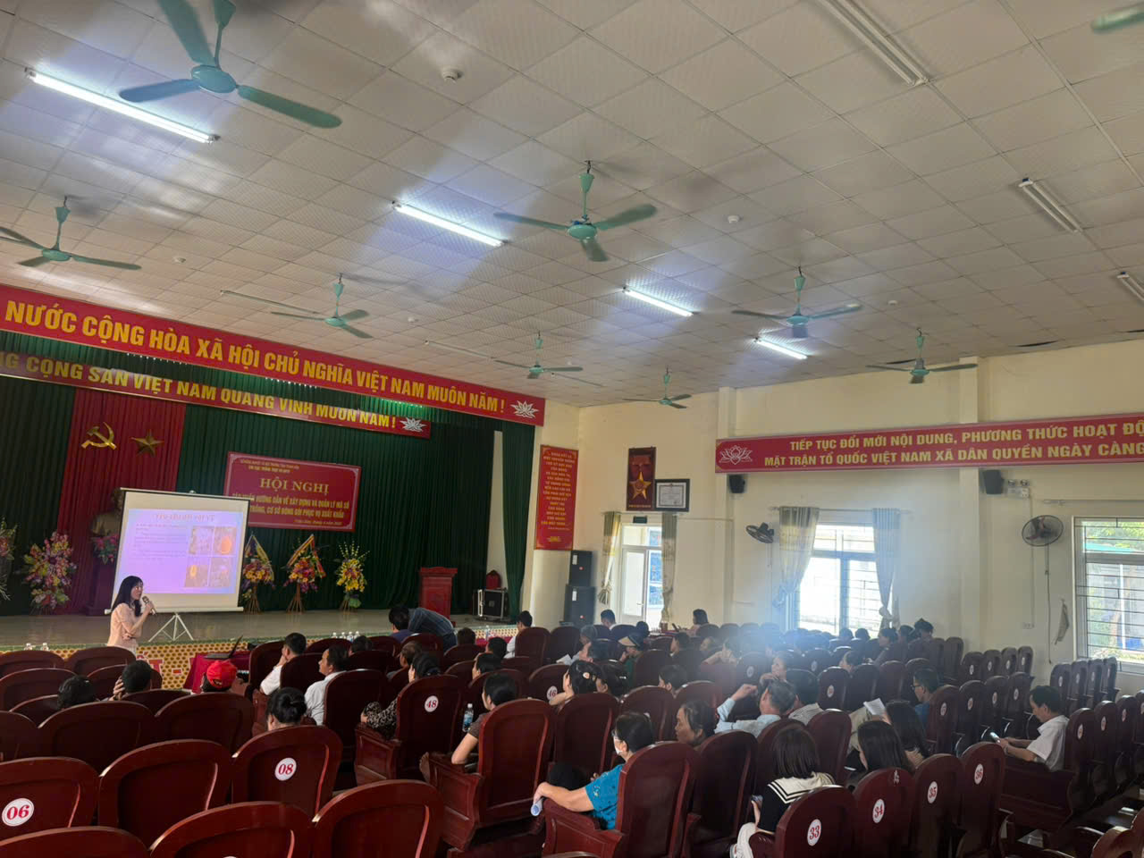 Cán bộ chi cục trồng trọt & BVTV tập huấn hướng dẫn về xây dựng và quản lý mã số vùng trồng cơ sở đóng gói phục vụ sản xuất.