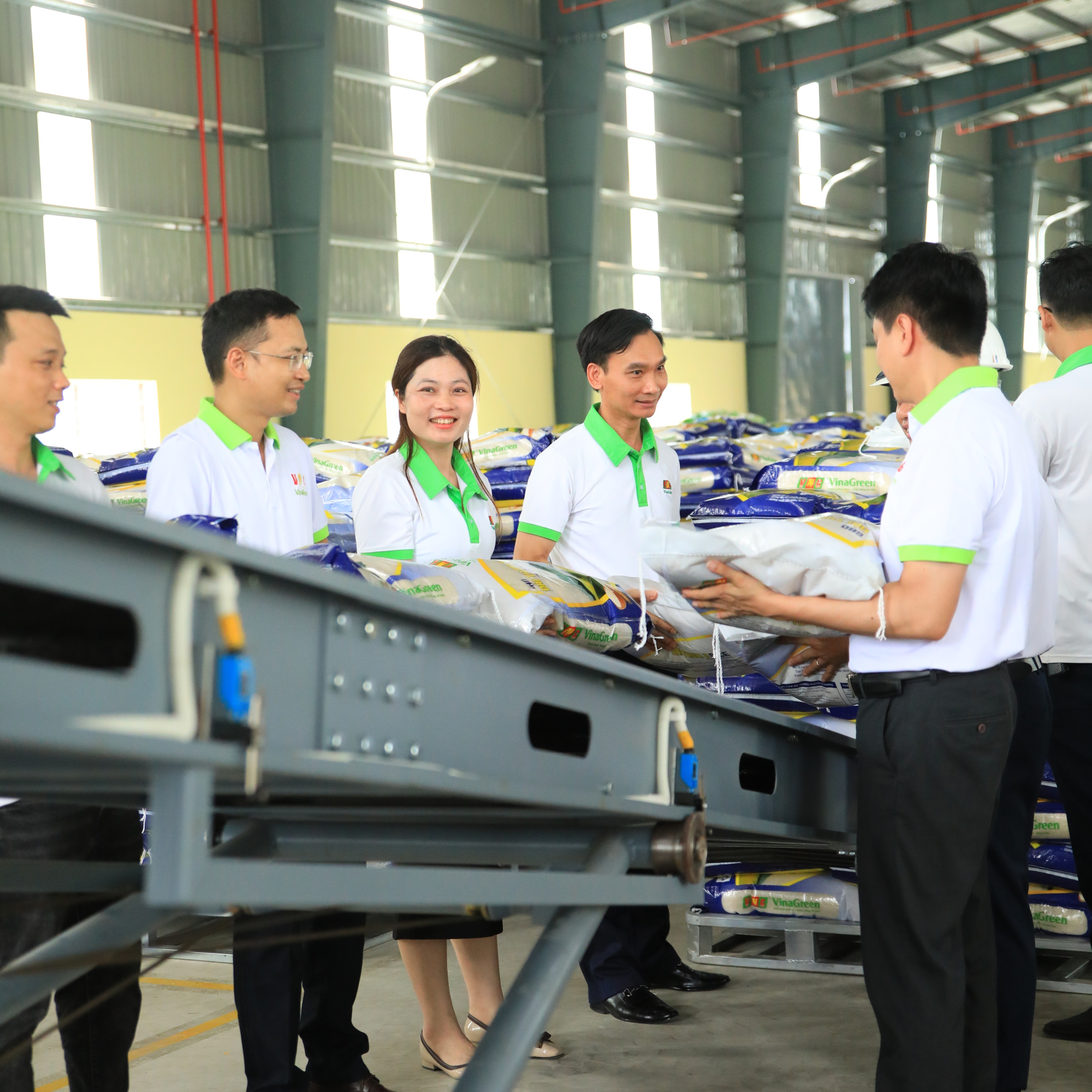 Ban Lãnh Đạo Công Ty Đưa Những Bao Gạo Đầu Tiên Lên Băng Chuyền Xuất Khẩu